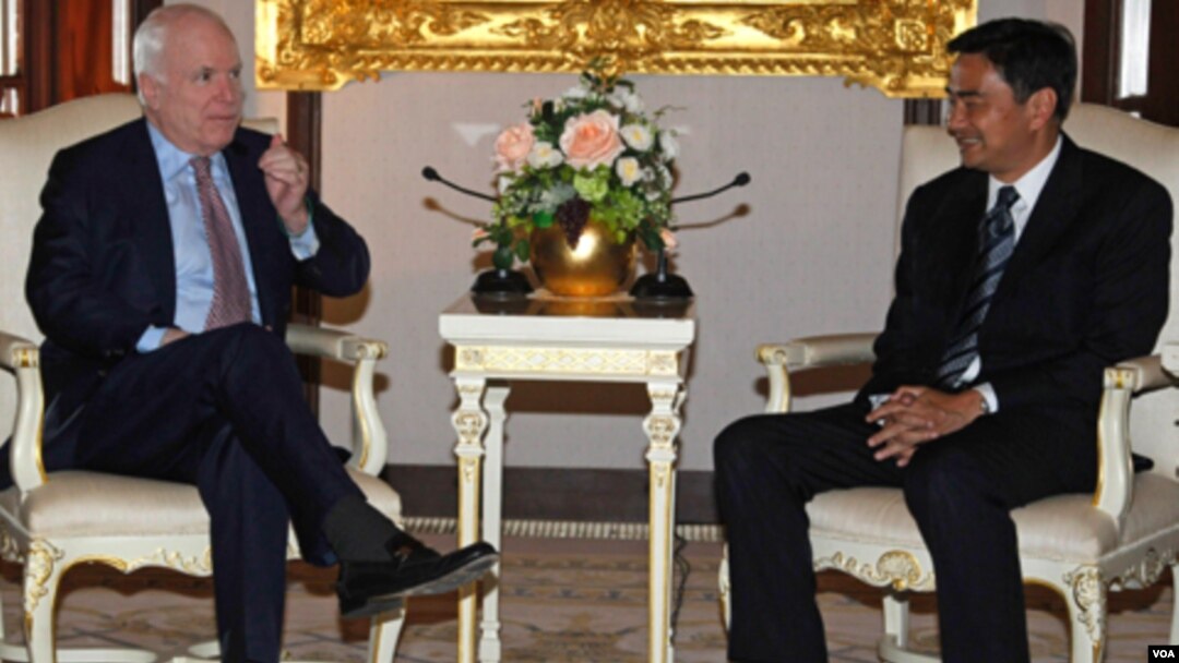 El senador republicano John McCain (der.) se reunió con el primer ministro de Tailandia Abhisit Vejjajiva, en una visita de dos días que realizó al país asiático.
