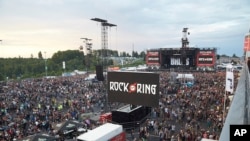 Pengunjung meninggalkan festival musik Rock am Ring di luar kota Nuerburg, Jerman, Jumat, 2 Juni 2017. Pihak berwenang Jerman telah menutup festival musik rock yang terkenal karena ancaman teroris yang mungkin terjadi. (Thomas Frey / Dpa via AP)