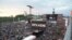 Khán giả rời lễ hội âm nhạc Rock am Ring bên ngoài thành phố Nuerburg, Đức, ngày 2/6/17