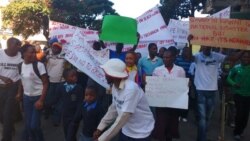 ZimPlus: Unpaid NRZ Workers Protest; Water Runs Dry in Harare; And Mugabe Faces Protesters, Friday, May 20, 2016
