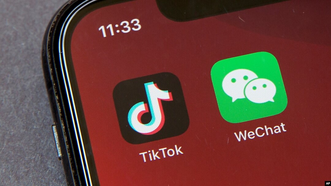 ILUSTRACIJA - Aplikacije "TikTok" i "ViČet" na mobilnom telefonu u Pekingu (Foto: AP)