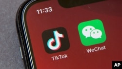 ILUSTRACIJA - Aplikacije "TikTok" i "ViČet" na mobilnom telefonu u Pekingu (Foto: AP)