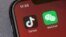 ILUSTRACIJA - Aplikacije "TikTok" i "ViČet" na mobilnom telefonu u Pekingu (Foto: AP)