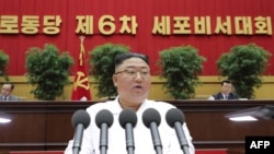 Pemimpin Korea Utara Kim Jong-un menyampaikan pidato penutup di Konferensi Keenam Partai Pekerja Korea di Pyongyang, 8 April 2021. (Foto: STR / KCNA VIA KNS / AFP)