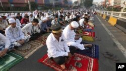 Warga melaksanakan salat Ied di Jakarta tahun 2019 (foto: dok). 