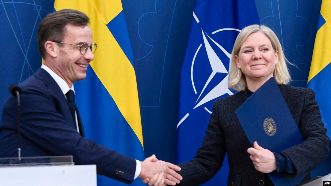 Švedski premijer Ulg Kristeršonn i liderka Socijaldemokrata Magdalena Anderšon razmjenjuju dokumenta na konferenciji za novinare o prijemu Švedske u NATO, 11. marta 2024. (Foto: AFP/TT NEWS AGENCY/Lars Schroder)