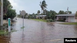 Vista de una calle inundada debido a la tormenta Debby, que tocó tierra como huracán antes de degradarse a tormenta tropical, en Holmes Beach, Florida, EE. UU., el 5 de agosto de 2024, en esta captura de pantalla obtenida de un video de redes sociales.