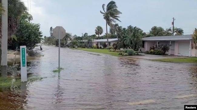 Vista de una calle inundada debido a la tormenta Debby, que tocó tierra como huracán antes de degradarse a tormenta tropical, en Holmes Beach, Florida, EE. UU., el 5 de agosto de 2024, en esta captura de pantalla obtenida de un video de redes sociales.