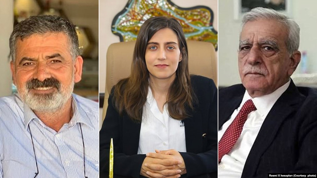 DEM Parti Mardin Büyükşehir Belediye Başkanı Ahmet Türk (sağda), Batman Belediye Başkanı Gülistan Sönük (ortada) ve Halfeti Belediye Başkanı Mehmet Karayılan (solda) görevinden uzaklaştırıldı.