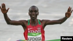 Le Kényan Eliud Kipchoge sur la ligne d'arrivée du marathon à Rio de Janeiro, Brésil, le 21 août 2016.