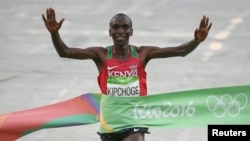 Le Kényan Eliud Kipchoge sur la ligne d'arrivée du marathon à Rio de Janeiro, Brésil, le 21 août 2016.