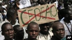 Malians opposing foreign military intervention to retake country's Islamist-held north protest ECOWAS (French acronym CEDEAO), Bamako, Oct. 18, 2012.