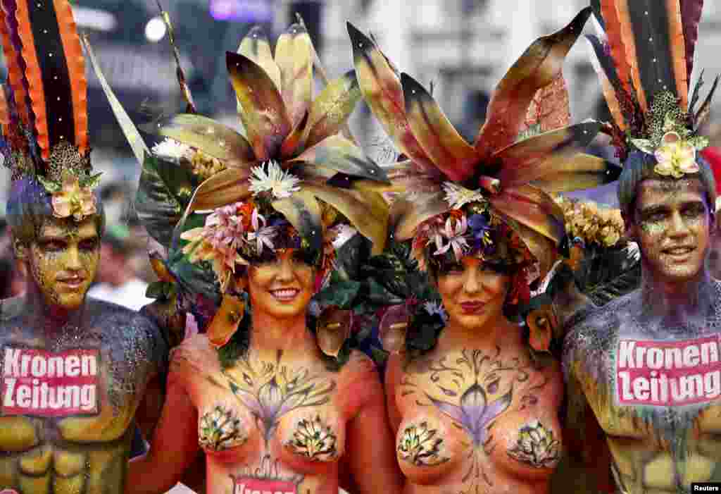 Guests arrive for the opening ceremony of the 22nd Life Ball in Vienna, Austria, May 31, 2014. Life Ball is Europe&#39;s largest annual AIDS charity event and takes place in Vienna&#39;s city hall.