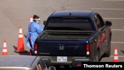 Vehículos hacen fila en el sitio de pruebas de la enfermedad por coronavirus de la Universidad de Texas-El Paso (UTEP) en El Paso, Texas, EE. UU.