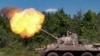 Esta captura de video, publicado por el Ministerio de Defensa de Rusia el viernes 5 de julio de 2024, muestra un mortero autopropulsado ruso 2S23 "Nona-SVK" que dispara hacia una posición ucraniana.