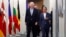 Michel Barnier, chef de la task force de la Commission européenne sur les relations avec le Royaume-Uni, à gauche, avec le maire de Londres, Sadiq Khan, avant une réunion au siège de l'UE à Bruxelles, le mardi 18 février 2020. (Francois Lenoir, Pool Photo via AP)
