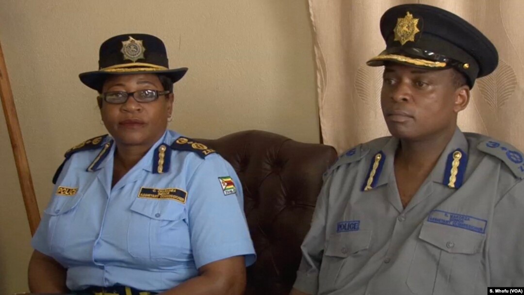 Zimbabwe police spokesperson, Charity Charamba (left), and Erasmus Makodza, the head of the new election command within Zimbabwe’s police force (right), speaking to reporters in Harare, Apr. 23, 2018. 