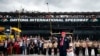 El presidente Donald Trump camina con su nieta Carolina mientras asiste a la carrera automovilística NASCAR Daytona 500 en Daytona International Speedway, el 16 de febrero de 2025, en Daytona Beach, Florida.