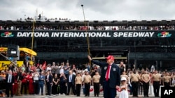 El presidente Donald Trump camina con su nieta Carolina mientras asiste a la carrera automovilística NASCAR Daytona 500 en Daytona International Speedway, el 16 de febrero de 2025, en Daytona Beach, Florida.