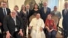 El Papa Francisco posa para una foto con católicos transgénero y simpatizantes en el Vaticano, Italia, el 12 de octubre de 2024.