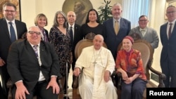 El Papa Francisco posa para una foto con católicos transgénero y simpatizantes en el Vaticano, Italia, el 12 de octubre de 2024.