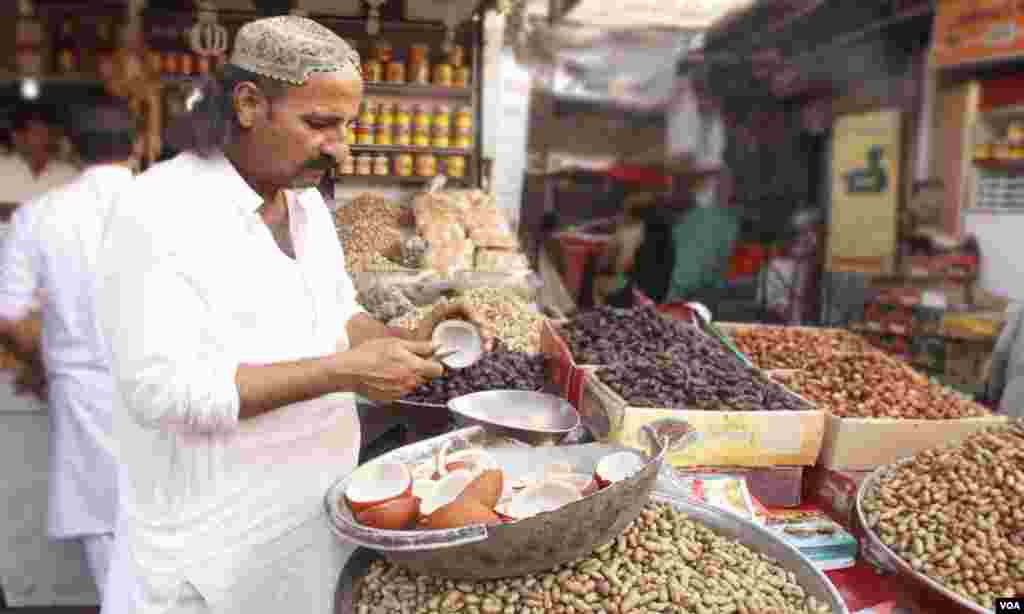 خشک میوہ جات کی فروخت میں اضافے سے دکانوں کی رونق بڑھ گئی