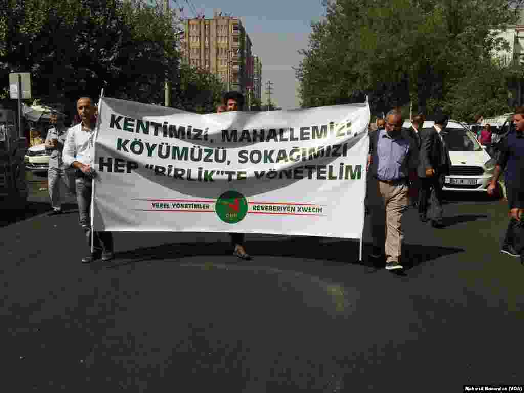 Diyarbakır&rsquo;da toplanarak özyönetim modelini tartışan Kürt siyasetçiler ve DBPli belediye başkanları ortak bir deklarasyon yayınlayarak, hükümetin özyönetime saygı göstermesini istedi. Özyönetimin devleti reddetmediği vurgulanan açıklamada özyönetim ilan edilen yerlere baskı yapılmaması istendi