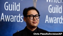بونگ جون هو، کارگردان و نویسنده فیلم انگل، در مراسم جوایز انجمن نویسندگان، جایزه بهترین فیلمنامه اصل را دریافت کرد- بورلی هیلز، کالیفرنیا - ۱ فوریه ۲۰۲۰