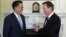 Mitt Romney se entrevistó este jueves con el primer ministro británico, David Cameron, en Londres.