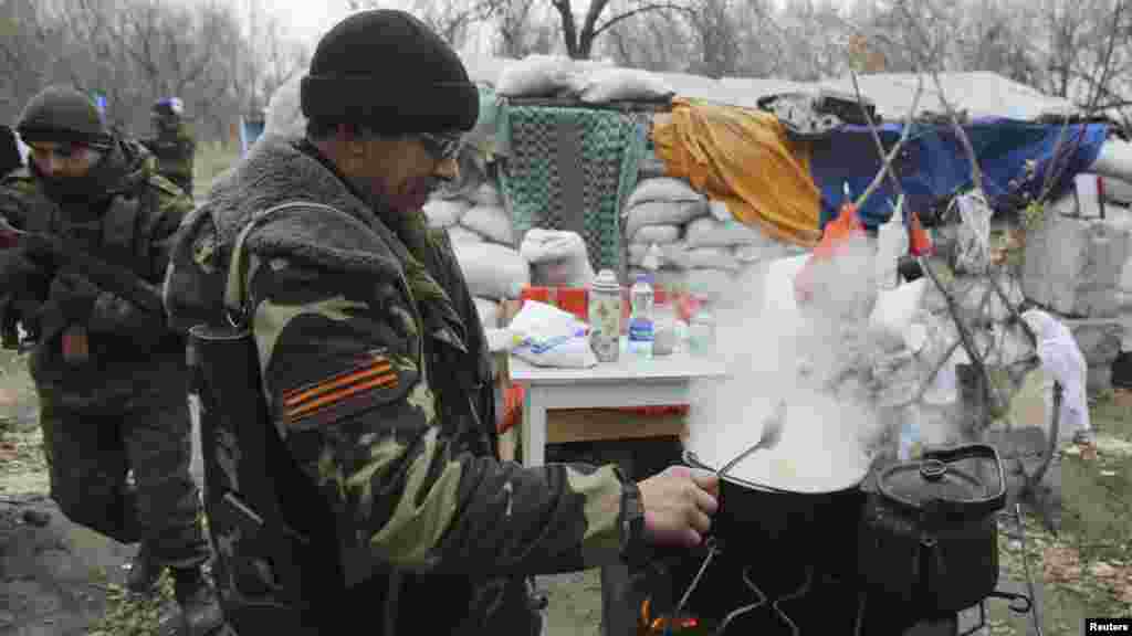 Sojojin Rasha kusa Donetsk a Ukraine, Nuwamba 18, 2014.