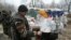 Phiến quân đòi ly khai thân Nga nấu thức ăn bên cạnh một trạm kiểm soát ở Donetsk, ngày 18/11/2014.