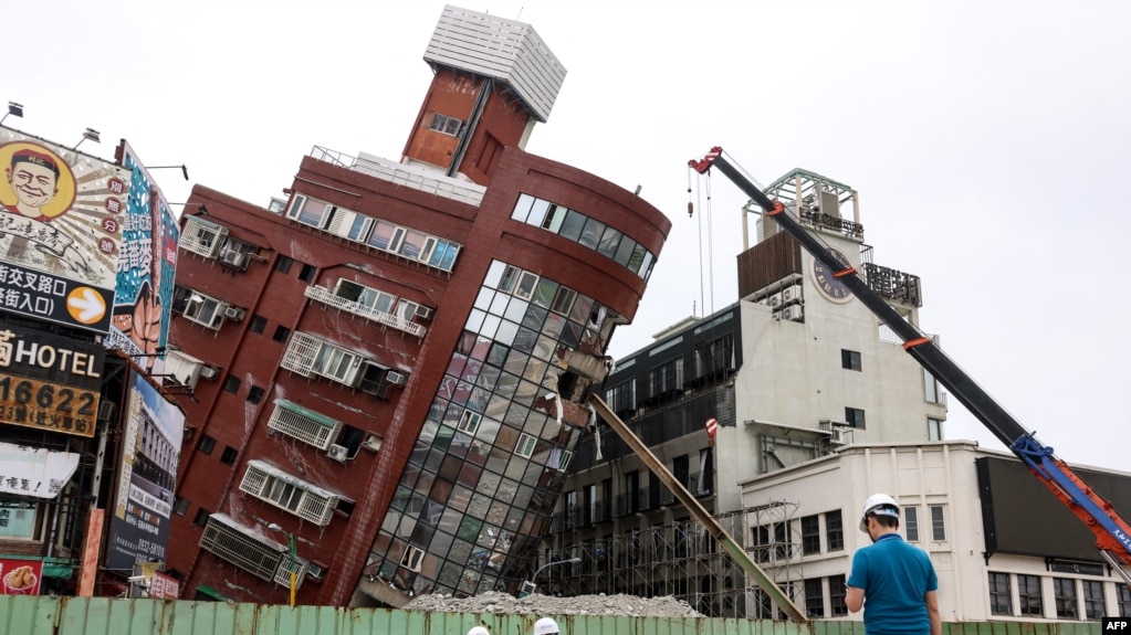2024年4月5日，花莲正在使用重型设备拆除在4月3日地震中受损的天王星大楼。(photo:VOA)