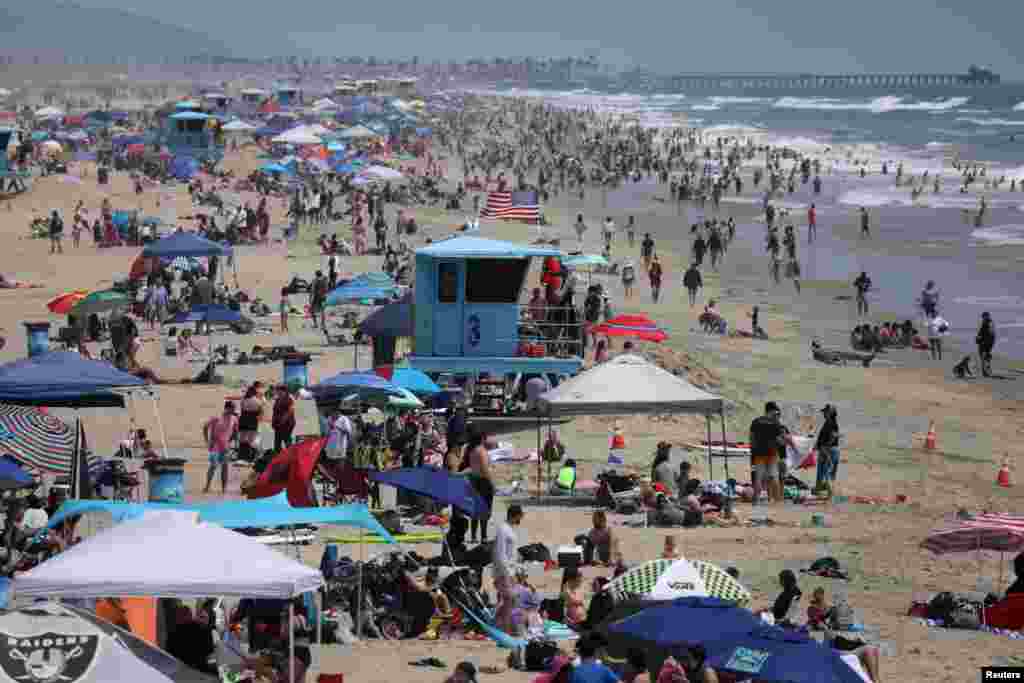 La gente acude en masa a la playa para disfrutar del fin de semana largo del D&#237;a de los Ca&#237;dos, en Santa M&#243;nica, California. 