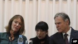 Fred Warmbier (kanan), dan istrinya Cindy (paling kiri) dalam konferensi pers di Seoul, Korea Selatan, Jumat, 22 November, 2019. 