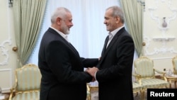 Shugaban Iran Masoud Pezeshkian lokacin saduwarsu da shugaban kungiyar Falasdinawa
ta Hamas, Ismail Haniyeh, a Tehran, Yuli 30, 2024