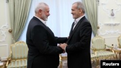 El presidente iraní, Masoud Pezeshkian, se reúne con el máximo líder del grupo palestino Hamás, Ismail Haniyeh, en Teherán, Irán, el 30 de julio de 2024. 