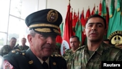 FOTO DE ARCHIVO: El comandante del ejército de Colombia, el general Mario Montoya (izq.), hace un gesto después de anunciar su renuncia a los medios de comunicación en Bogotá, el 4 de noviembre de 2008. REUTERS