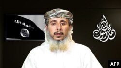 Nasser bin Ali al-Ansi dalam video yang menyatakan kelompoknya bertanggung jawab atas serangan di kantor majalah satir Chalie Hebdo (Foto: dok/ AFP PHOTO / HO / AL-MALAHEM MEDIA).