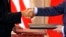 TT Mỹ Barack Obama và TT Nga Dmitry Medvedev bắt tay khi trao đổi Hiệp ước Cắt giảm Vũ khí Chiến lược mới (New START Treaty) vừa ký kết vào ngày 8/4/2010 tại Lâu đài Praha, Công hòa Czech. REUTERS/Petr Josek (CZECH REPUBLIC - Tags: POLITICS MILITARY)