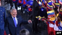 Foto de archivo, el expresidente de El Salvador, Salvador Sánchez Cerén, sonríe al llegar a la ceremonia de inauguración del segundo mandato del presidente de Venezuela, Nicolás Maduro, en Caracas, el 10 de enero de 2019.