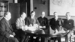 British and American officials signing a British war loan in 1917