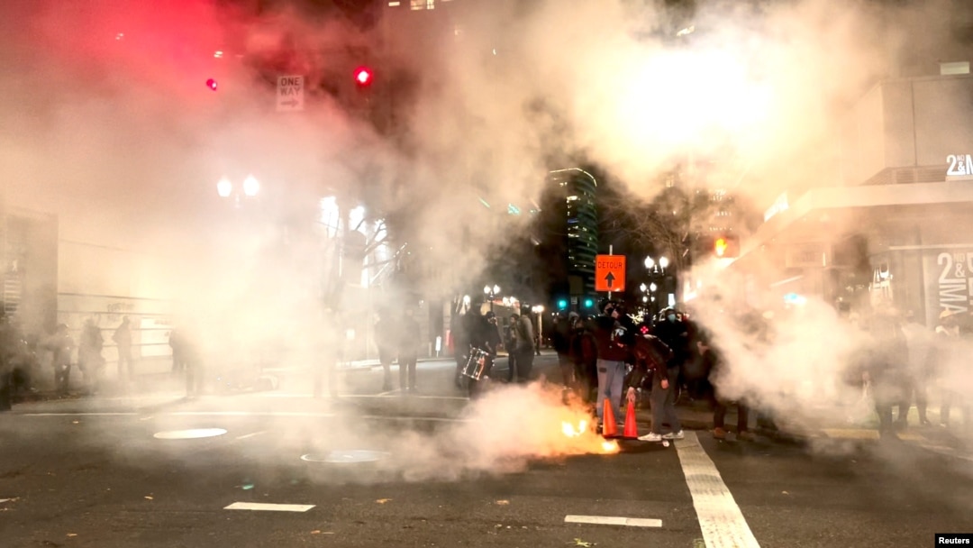 Vatra gori tokom uličnih protesta do kojih je došlo nakon oslobađajuće presude izrečene Kajlu Ritenhausu, u Portlandu, Oregon, 19. novembra 2021.