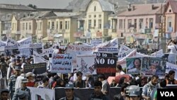 Warga Afghanistan menyuarakan tuntutan mereka dalam demo yang diorganisir oleh partai Afghanistan Hambastegi di Kabul (6/10).