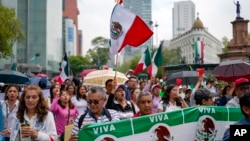 Trabajadores del poder judicial protestan contra la reforma judicial del gobierno que propone que los jueces sean elegidos por voto popular. El martes 10 de septiembre de 2024, afuera del Senado federal en Ciudad de México. 