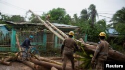 Empleados trabajan para despejar una calle de árboles caídos y postes de luz después del huracán Julia, en Bluefields, Nicaragua, 9 de octubre de 2022. REUTERS/Maynor Valenzuela