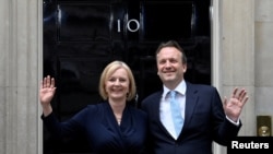 2022年9月6日，英国新任首相特拉斯与其丈夫在伦敦唐宁街官邸外。
（路透社照片）