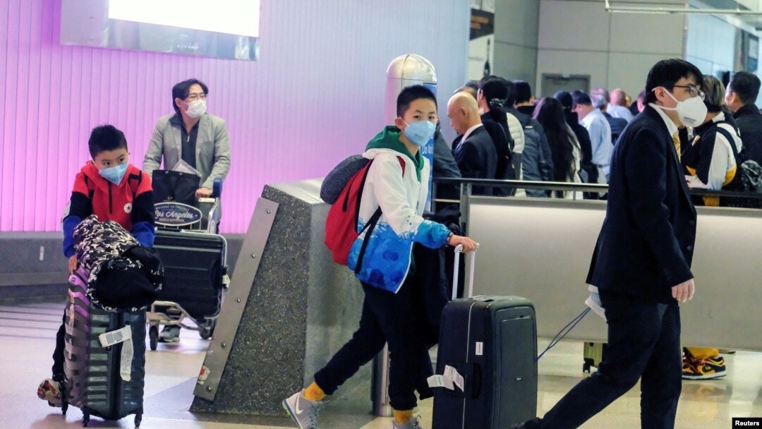 Ingenzi zishitse ku kibuga c'indege LAX bavuye Shanghai, mu Bushinwa, kw'itariki 26/01/2020.