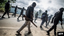 La police gabonaise patrouille dans les rues après les manifestations post-électorales à Libreville, Gabon, 1er septembre 2016.