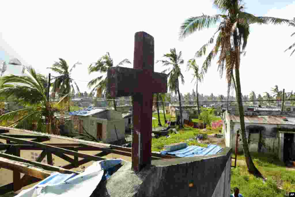 Uma igreja destruída pelo ciclone Idai num bairro da Beira, Moçambique, 27 de Março, 2019.