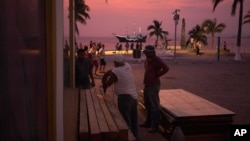 Preparación en Puerto Vallarta para la llegada del huracán Patricia, el más fuerte de la historia, según el Centro Nacional de Huracanes de Estados Unidos.